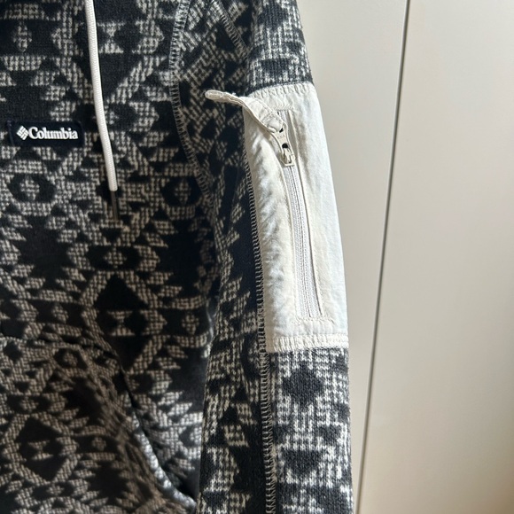 Columbia Hooded Pullover - Black and White Pattern - Picture 4 of 5